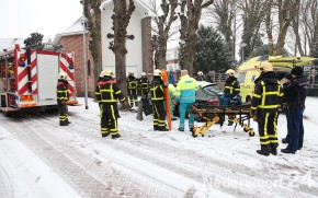 Auto tegen boom Molenpoort Weert 1277