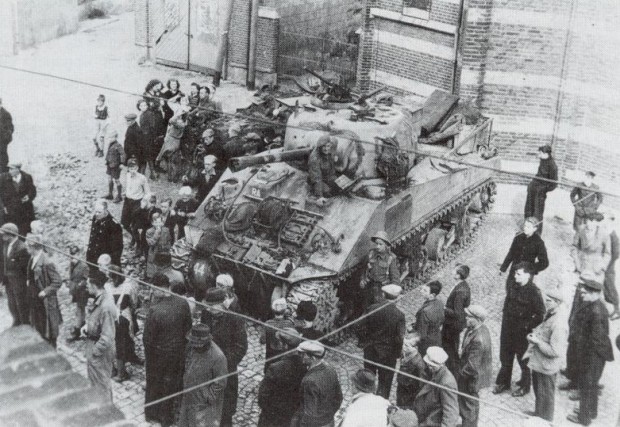 Britse tank voor Lambertuskerk in Nederweert