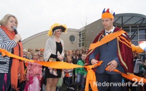 Koningsspelen Picknick bij OBS de Klimop in Nederweert 2002