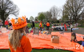 Oranjemarkt in Budschop tijdens koninginnedag op 30 april 2013