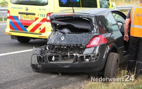 Ongeval A2 ter hoogte van Ecoduct Weert. Auto in vangrail en tegen vrachtwagen