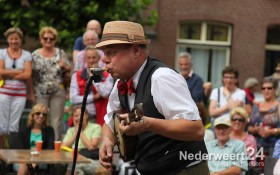 2013-08-08 Straat Theater Nederweert Kerk 065