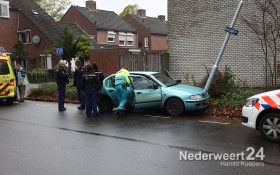 Auto tegen lantaarnpaal Boshoven Weert