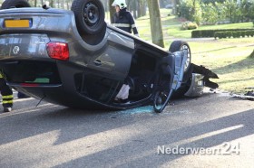 Auto tegen een boom en op de kop Rembrandtlaan Weert