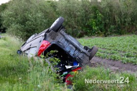 Auto over de kop op de Mildert in Nederweert eenzijdig