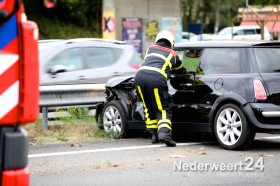 Mini in vangrail op A2 bij afslag Weert Noord