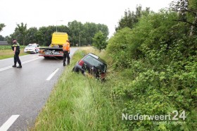 Auto over de kop Maaseikerweg Weert