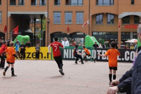 Straatvoetbal in Weert - fotograaf Sjoerd van Hoof