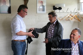 Overdracht AED's dorpsraad Budschop