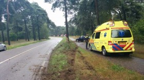 auto uit de bocht tegen boom Weert