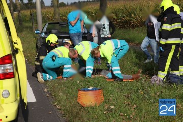 Vrouw verliest macht over stuur. 2 personen gewond 2 ongedeerd