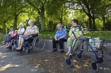 ouderen met rolstoel