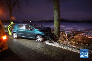 Auto tegen boom Winnerstraat Nederweert