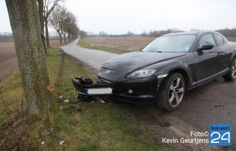 Auto tegen boom