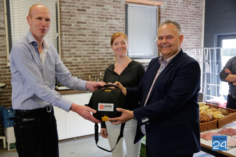 Buurtvereniging Onder ons Ospel schenkt AED 3673