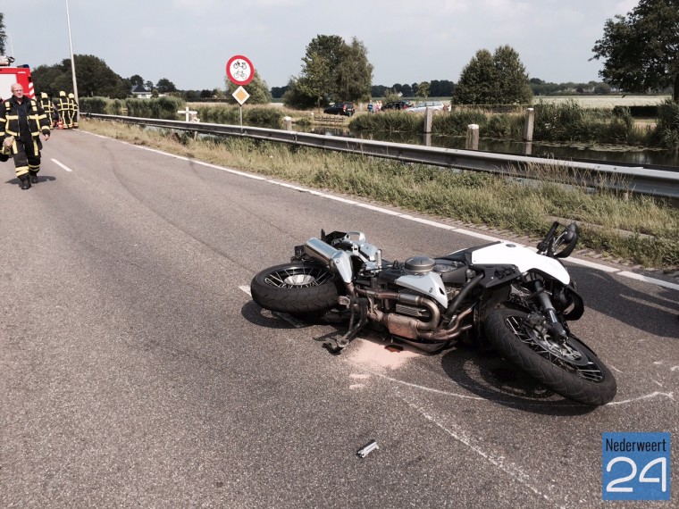 Auto botst tegen motorrijder