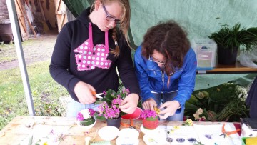 Leerlingen Citaverde helpen bijLeerlingen Citaverde helpen bij Bloemenfestijn Eynderhoof