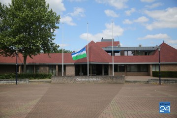 Gemeentehuis halfstok 4353