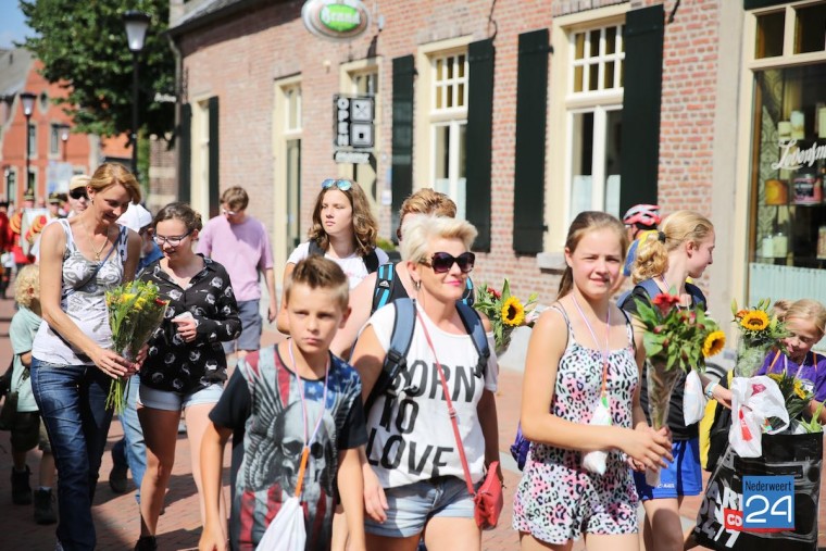 Intocht Wandelvierdaagse Nederweert 2015 5754