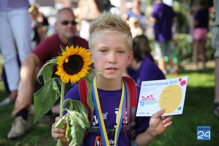 Intocht Wandelvierdaagse Nederweert 2015 5821