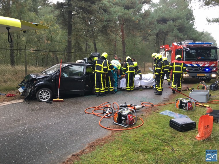 auto botst tegen boom