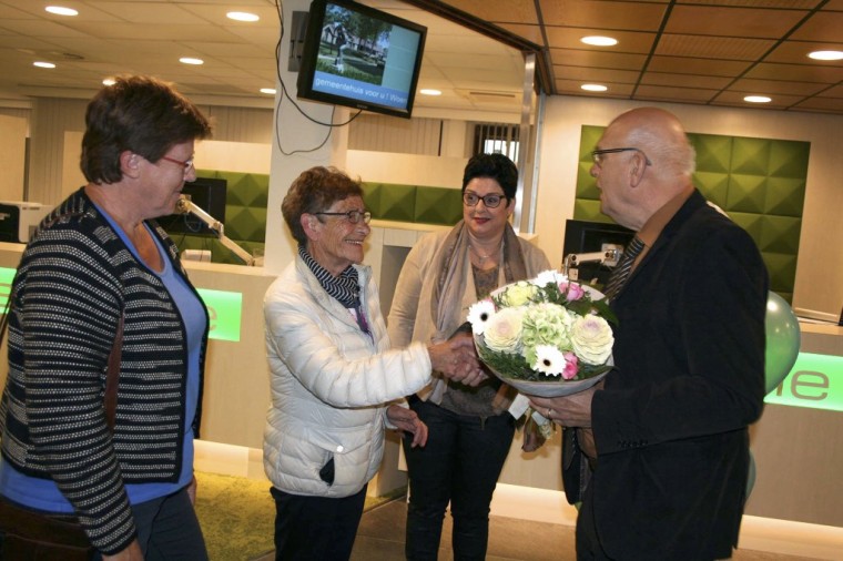 mevrouw Mansvelt en mevrouw Wilbers in gemeentehuis