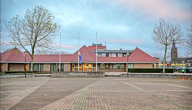 Gemeentehuis vlag halfstok 2