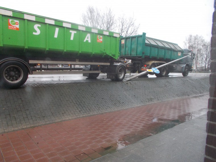 Vrachtauto ramt lantaarnpaal in Nederweert 2