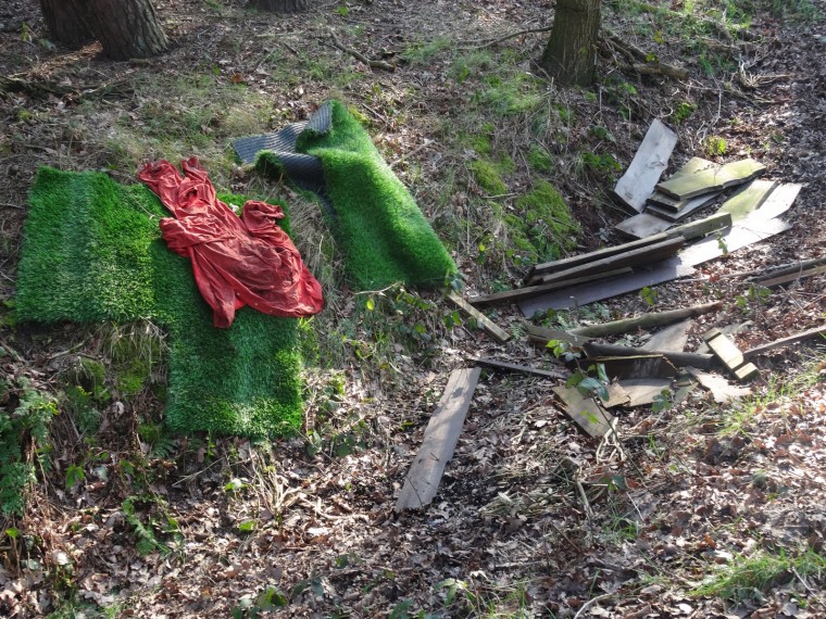 Rommel gedumpt in natuur nederweert