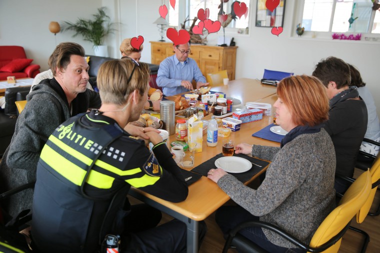 Wijkagent Joost-Jelmer Kasper lucnh Thomsahuis Ospeldijk-1