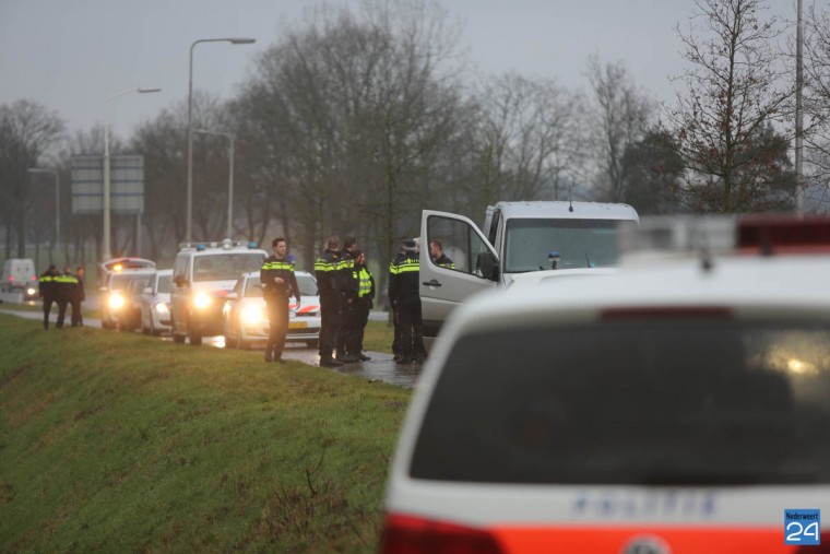 politie rijdt busje klem op Roermondseweg-3