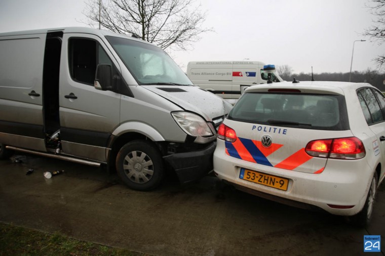 politie rijdt busje klem op Roermondseweg-5