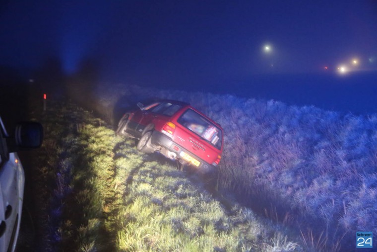 Auto in de sloot op A2 Nederweert-1