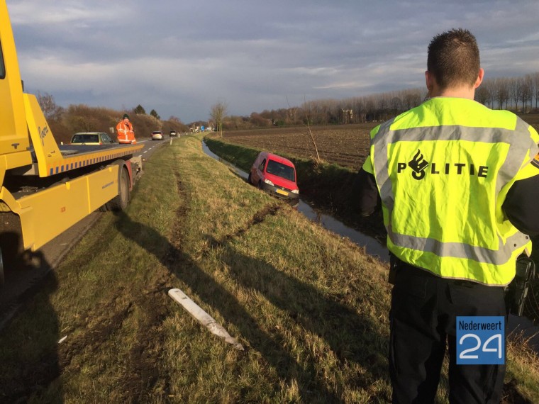 Bestelauto in sloot na botsing