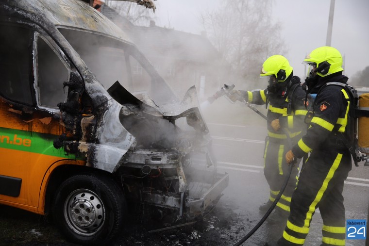 Brand bestelbus Maaseikerweg (2)