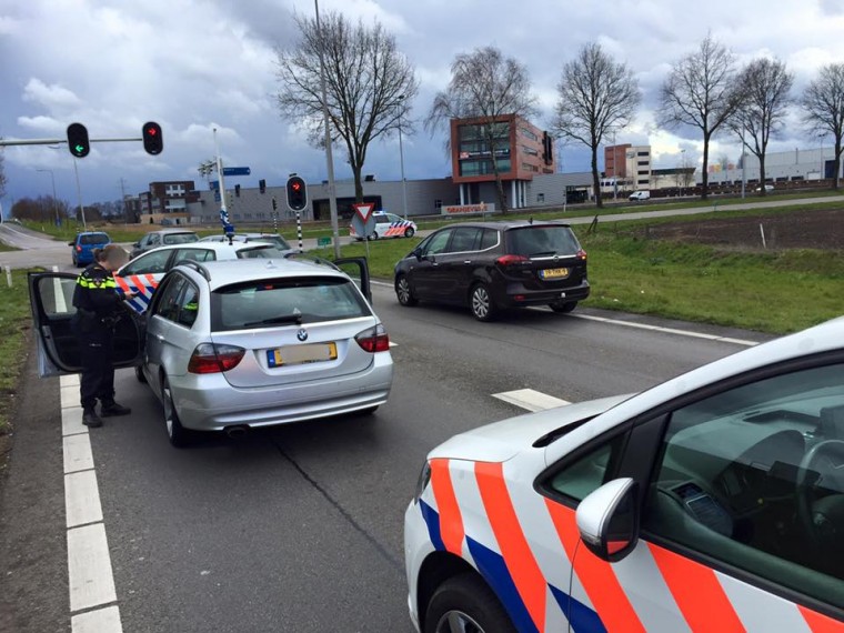 Politie rijdt auto klem op afrit Nederweert