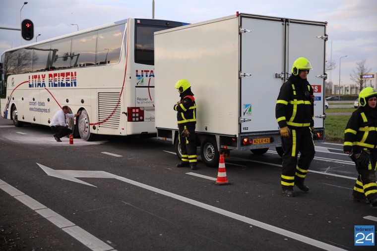 Touringcar strandt op A2