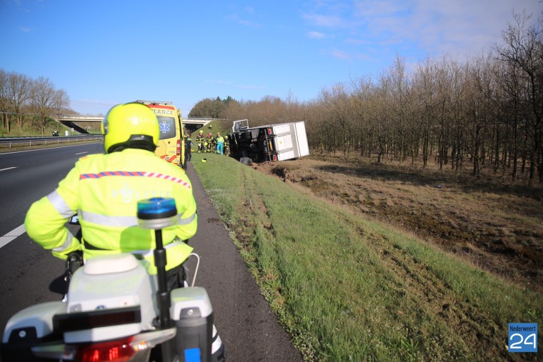 Vrachtwagen op zijn kant op A2