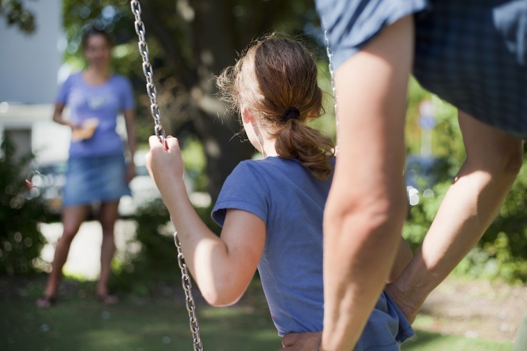 kind schommel ouder