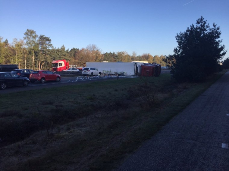 vrachtwagen met melk gekanteld A2