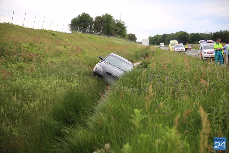 Auto belandt in greppel A2