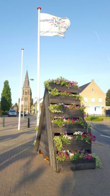 Bloemetjes buiten gezet in Ospel