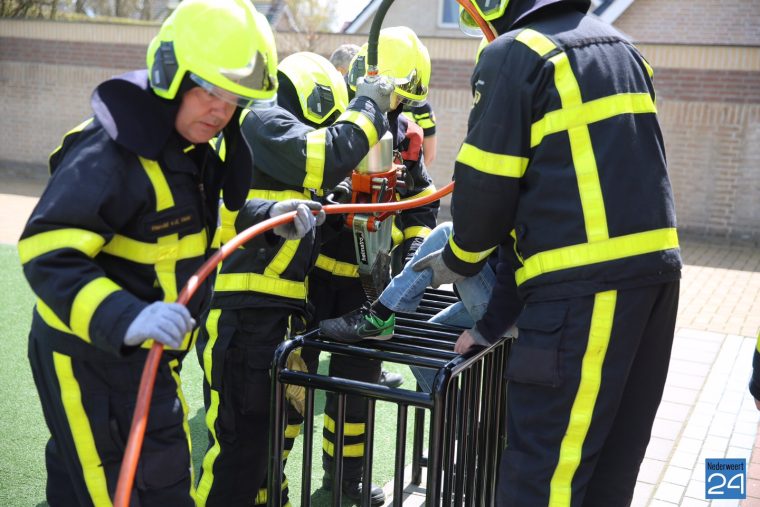 Brandweer bevrijdt jongen uit voetbalgoal (4)