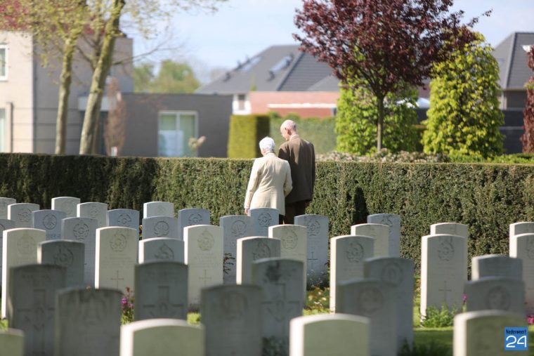 Julia Harden bezoekt graf van haar vader-4634