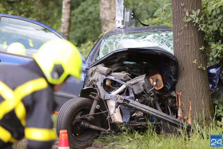 Auto tegen boom Lozerweg (2)