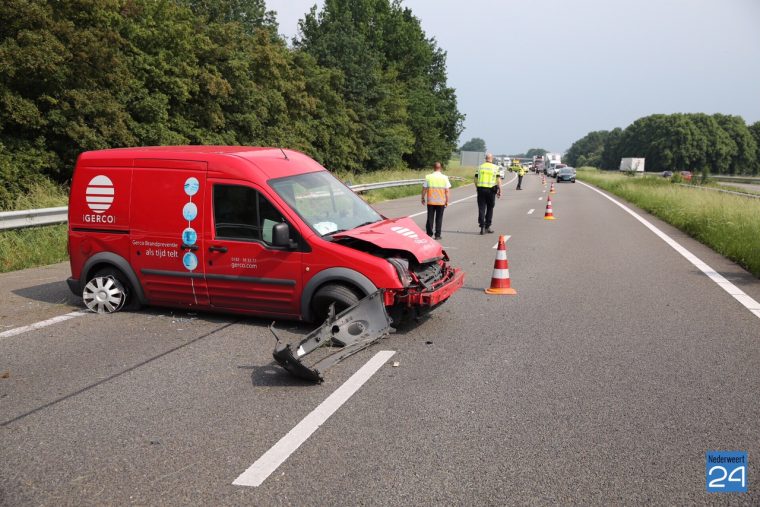 Bestelbus rijdt tegen vangrail A2 (1)