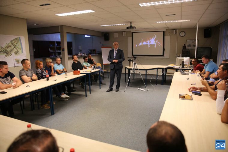 burgemeester-bij-brandweervrijwilligers-nederweert-1