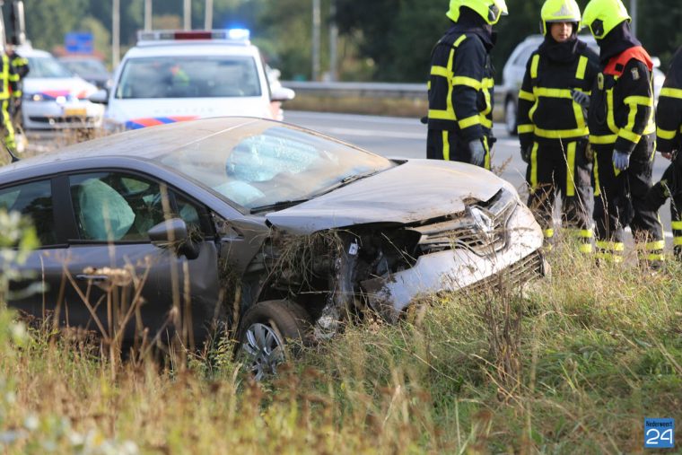 auto-in-de-sloot-naast-a2-hunsel-3