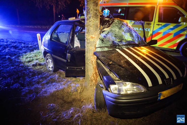 auto-tegen-boom-kallestraat-hunsel-8