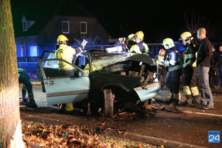 auto-tegen-boom-someren